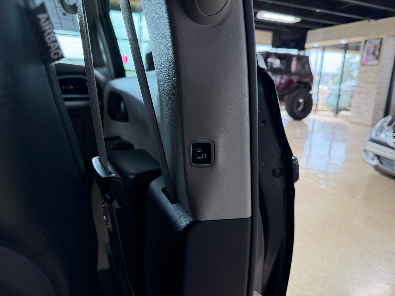 Used 2019 Chrysler Pacifica Touring-L FWD image 23