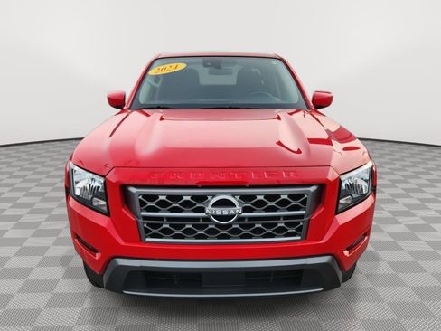 Used 2024 Nissan Frontier SV image 2