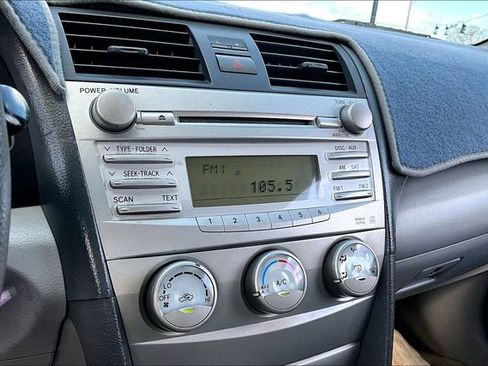 Used 2010 Toyota Camry LE image 21