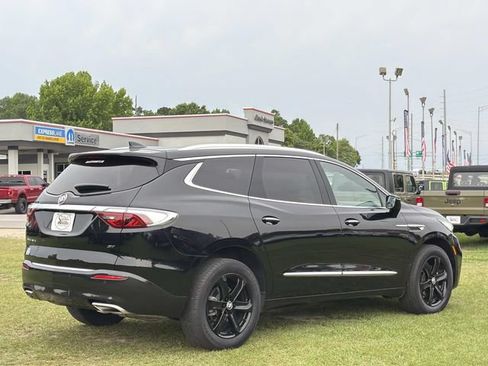Used 2023 Buick Enclave Essence w/ Experience Buick Package FWD image 9