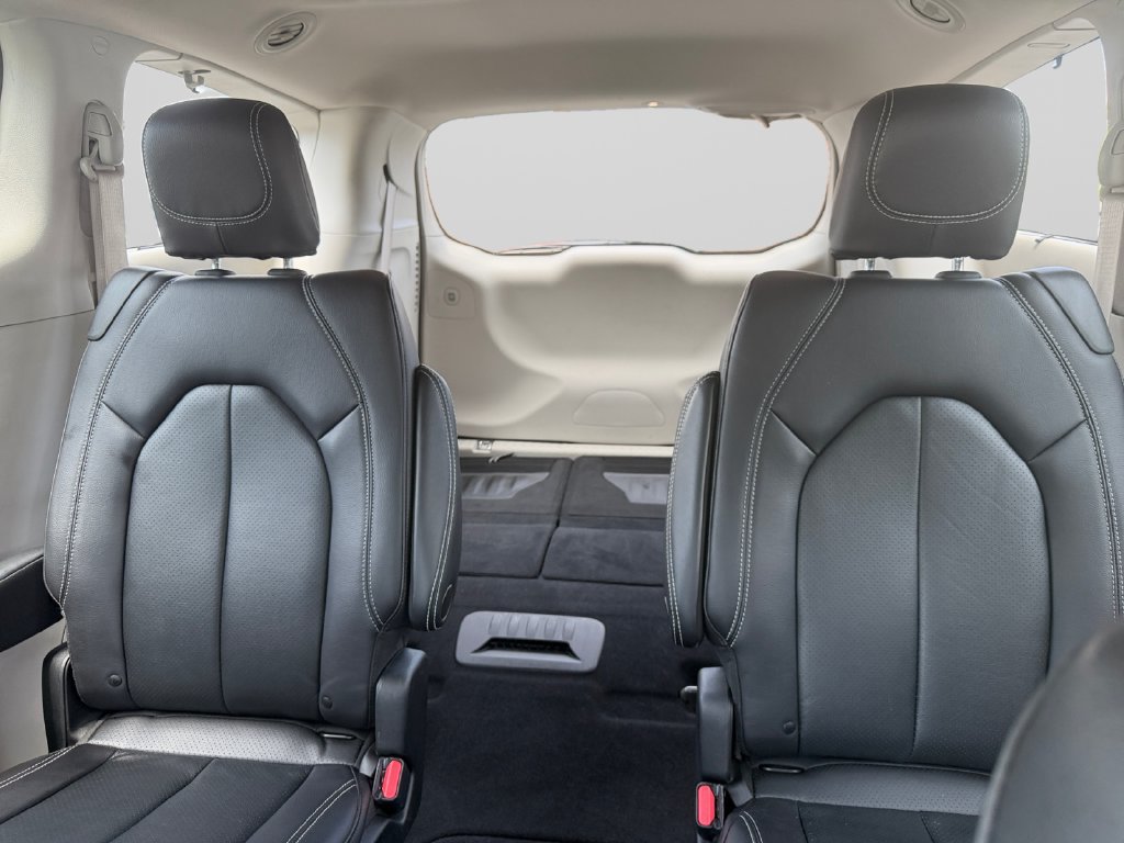 Used 2022 Chrysler Pacifica Touring-L AWD/4WD image 16