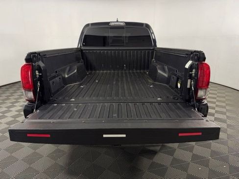 Used 2018 Toyota Tacoma TRD Sport AWD/4WD image 25