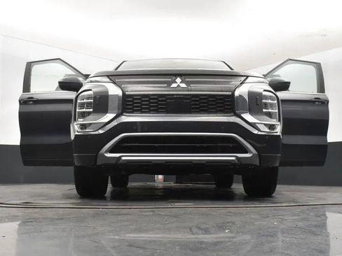 Used 2025 Mitsubishi Outlander SE image 11