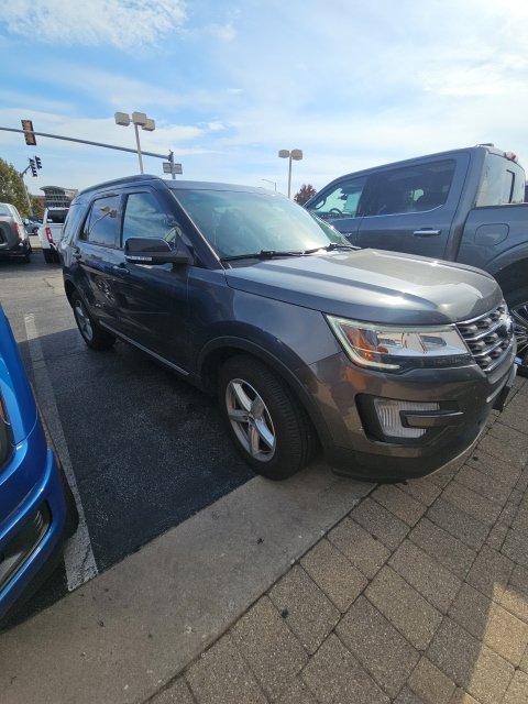 Used 2017 Ford Explorer XLT w/ Equipment Group 202A AWD/4WD image 1