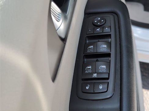 Used 2018 Chrysler Pacifica Limited FWD image 19