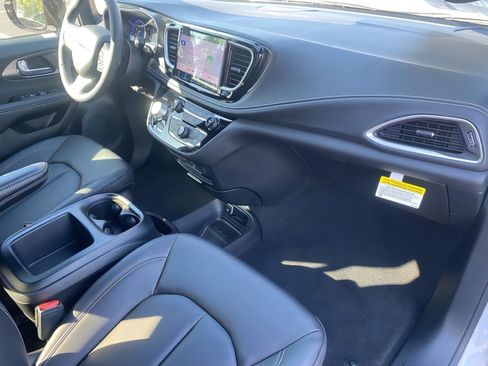 New 2026 Chrysler Pacifica Select image 29