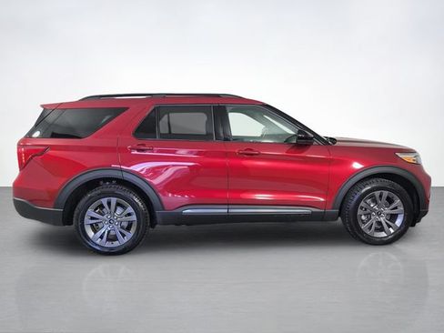 Used 2023 Ford Explorer XLT w/ Equipment Group 202A AWD/4WD image 2