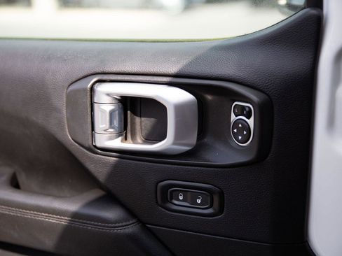 Used 2020 Jeep Wrangler Unlimited Sahara image 2