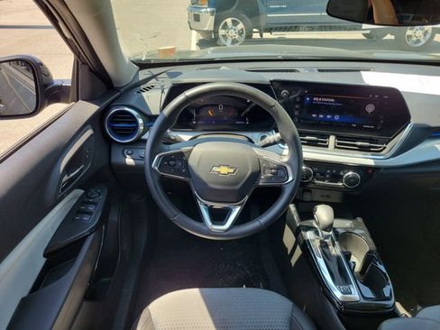 Used 2025 Chevrolet Trax LT w/ LT Convenience Package FWD image 13