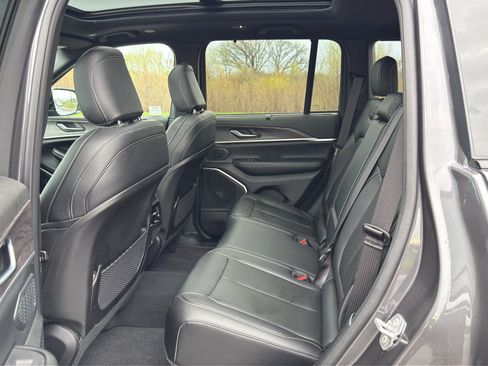 Used 2025 Jeep Grand Cherokee Limited w/ Luxury Tech Group II AWD/4WD image 37