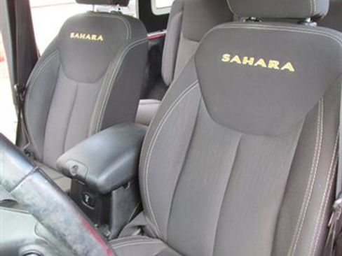Used 2015 Jeep Wrangler Unlimited Sahara w/ Connectivity Group AWD/4WD image 8