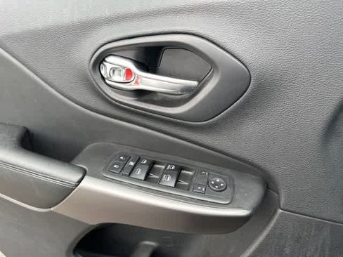 Used 2019 Jeep Cherokee Latitude Plus image 12