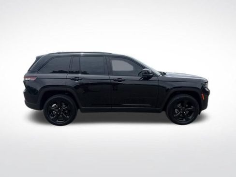 Used 2023 Jeep Grand Cherokee Altitude RWD image 6