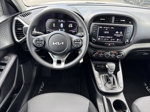Used 2023 Kia Soul LX w/ LX Technology Package FWD image 11