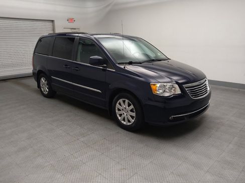 Used 2015 Chrysler Town & Country Touring FWD image 11