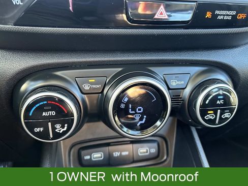 Used 2022 Hyundai Venue SEL image 28