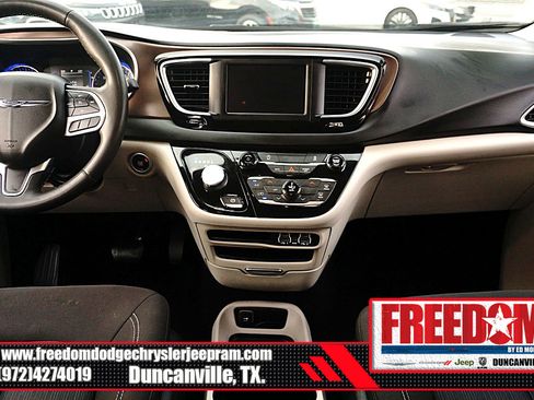 Used 2023 Chrysler Voyager LX image 12