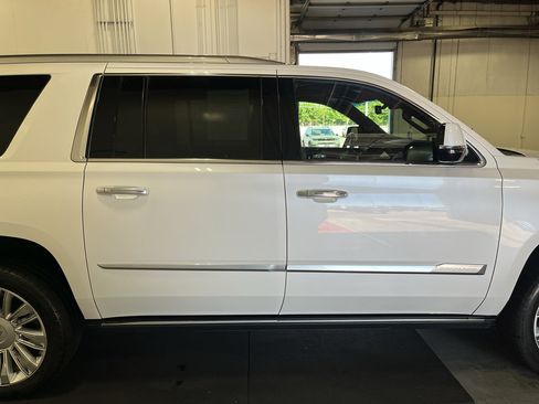 Used 2020 Cadillac Escalade ESV Platinum AWD/4WD image 5
