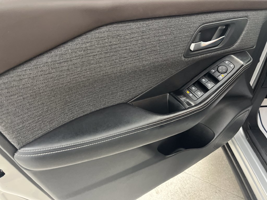 Used 2022 Nissan Rogue SV AWD/4WD image 11