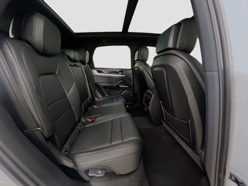 Used 2025 Porsche Cayenne image 28