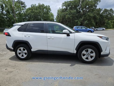 Used 2020 Toyota RAV4 XLE FWD image 6