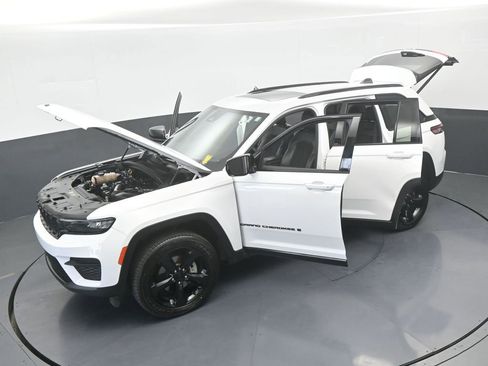 Used 2023 Jeep Grand Cherokee Altitude AWD/4WD image 63