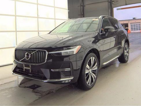Used 2023 Volvo XC60 B5 Plus w/ Climate Package AWD/4WD image 2
