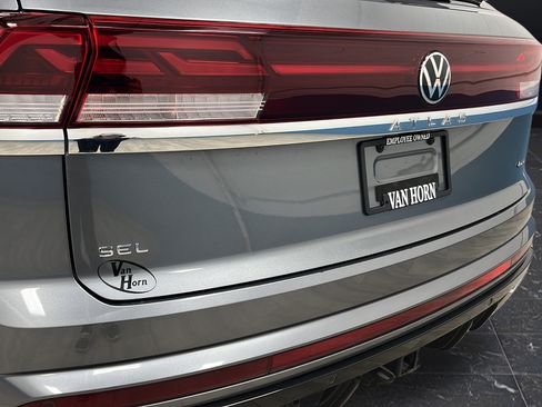 Used 2024 Volkswagen Atlas Cross Sport SEL R-Line AWD/4WD image 39