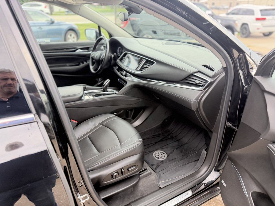 Used 2019 Buick Enclave Avenir w/ Avenir Technology Package AWD/4WD image 22