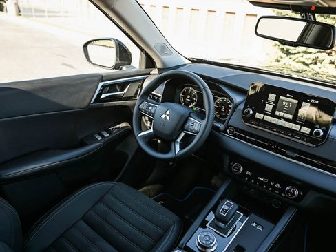 New 2025 Mitsubishi Outlander SE image 14