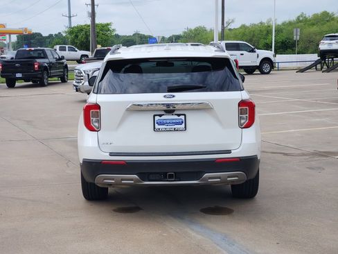 Used 2022 Ford Explorer XLT w/ Equipment Group 202A image 6