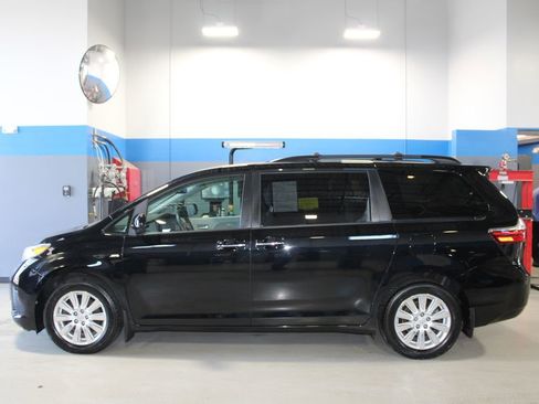 Used 2017 Toyota Sienna XLE Premium image 14