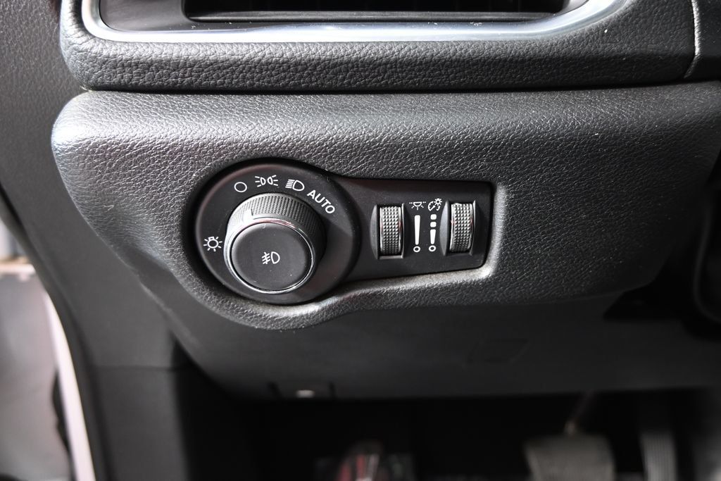 Used 2025 Chrysler Pacifica Limited FWD image 26