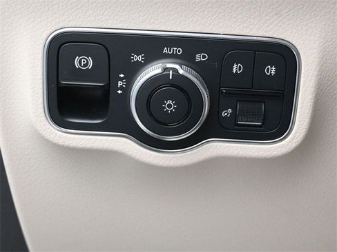 Used 2021 Mercedes-Benz GLB 250 4MATIC image 11