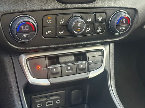 Used 2024 GMC Terrain SLT w/ Infotainment Package II AWD/4WD image 25