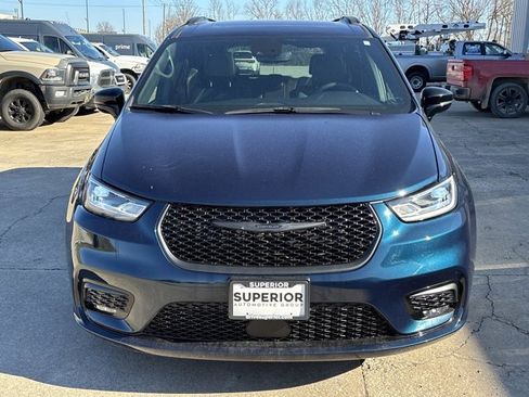 Used 2024 Chrysler Pacifica Touring-L w/ S Appearance Package image 12