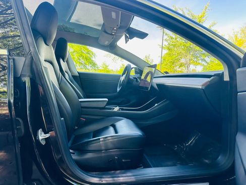 Used 2018 Tesla Model 3 Mid Range RWD image 11