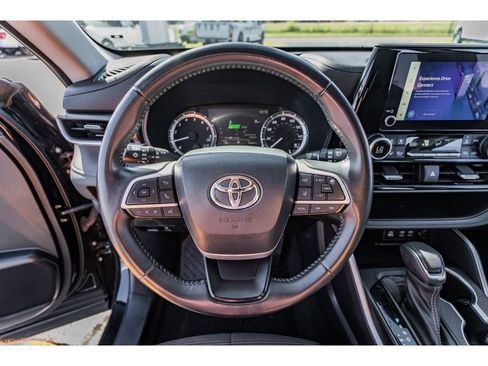 Used 2023 Toyota Highlander LE image 11