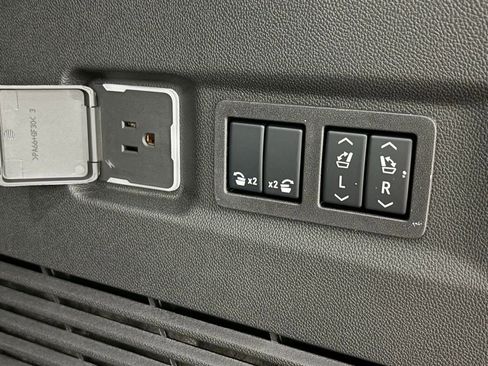 New 2025 GMC Yukon XL Elevation w/ LPO, Yukon Black Package image 17