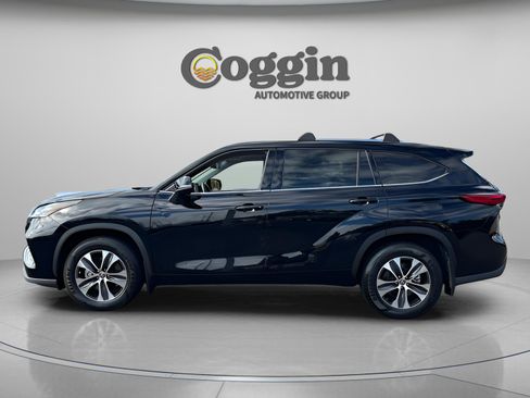 Used 2020 Toyota Highlander XLE image 2