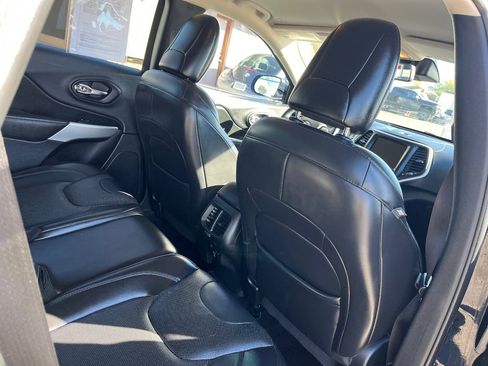 Used 2018 Jeep Cherokee Overland w/ Technology Group image 32