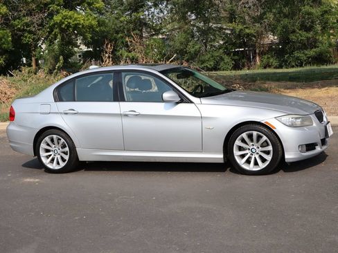 Used 2011 BMW 328i xDrive Sedan AWD/4WD image 2