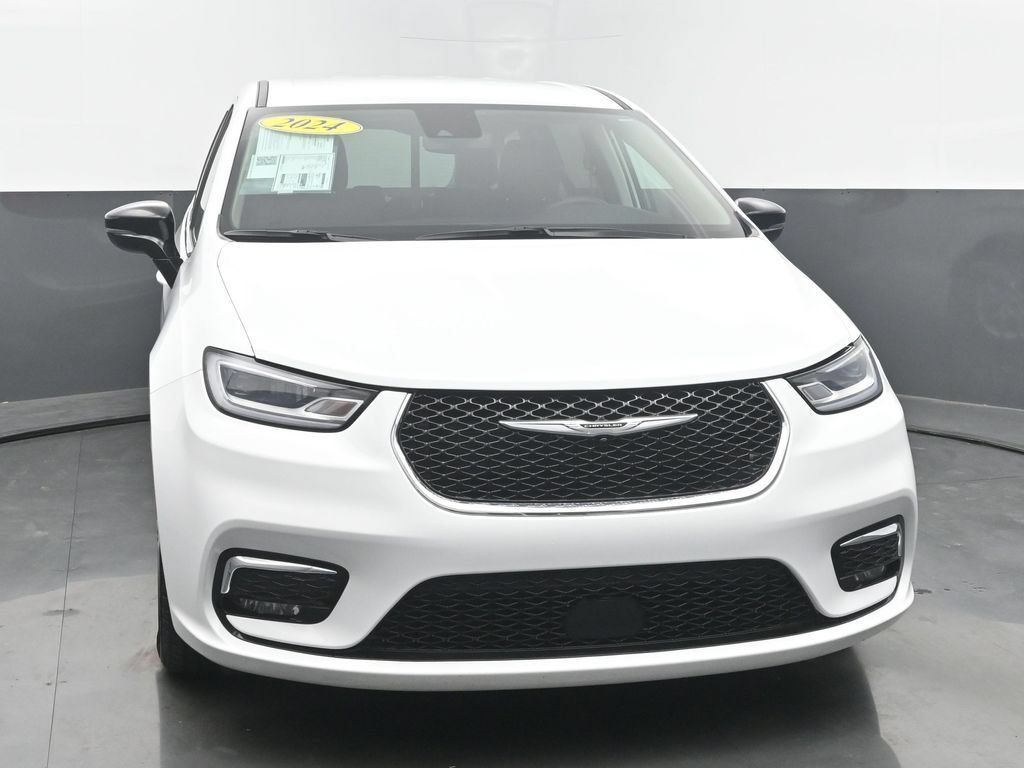 Used 2024 Chrysler Pacifica Touring-L FWD image 9