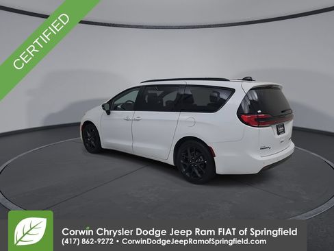 Certified 2025 Chrysler Pacifica Limited FWD image 11