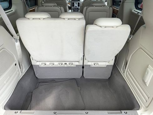 Used 2008 Chrysler Town & Country Limited image 26