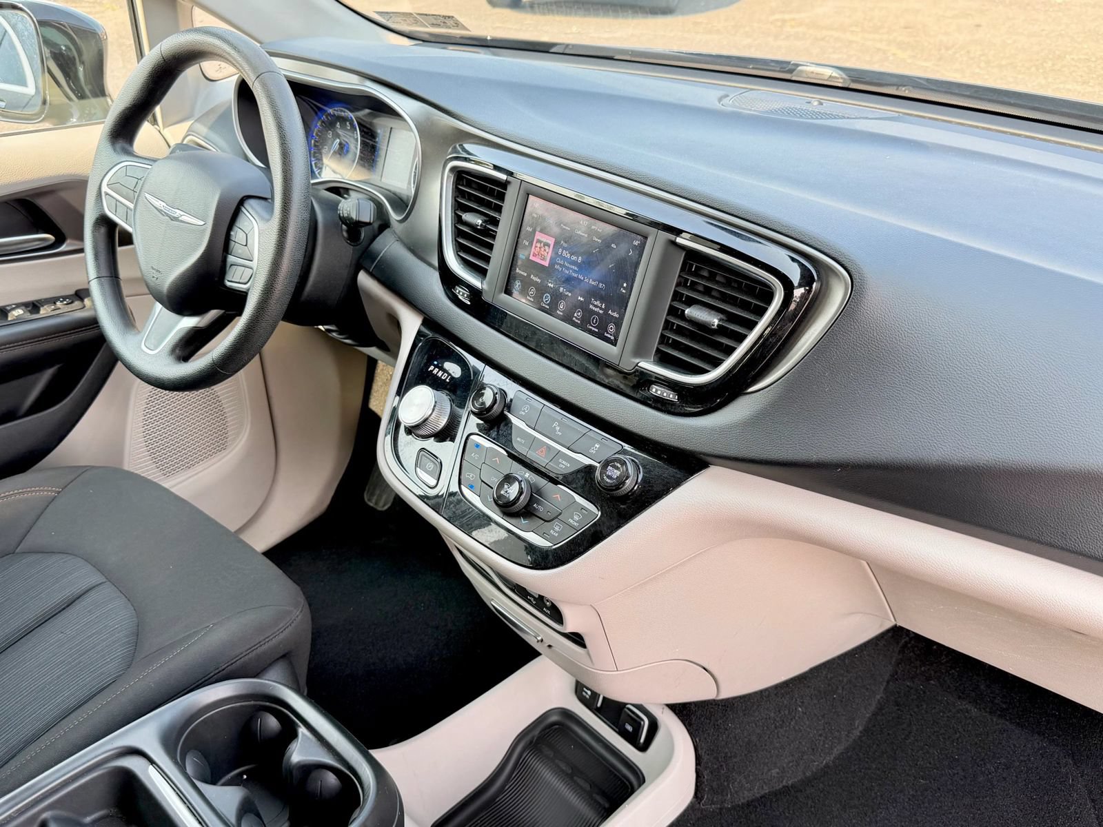 Used 2020 Chrysler Pacifica Touring w/ Tire & Wheel Group FWD image 40