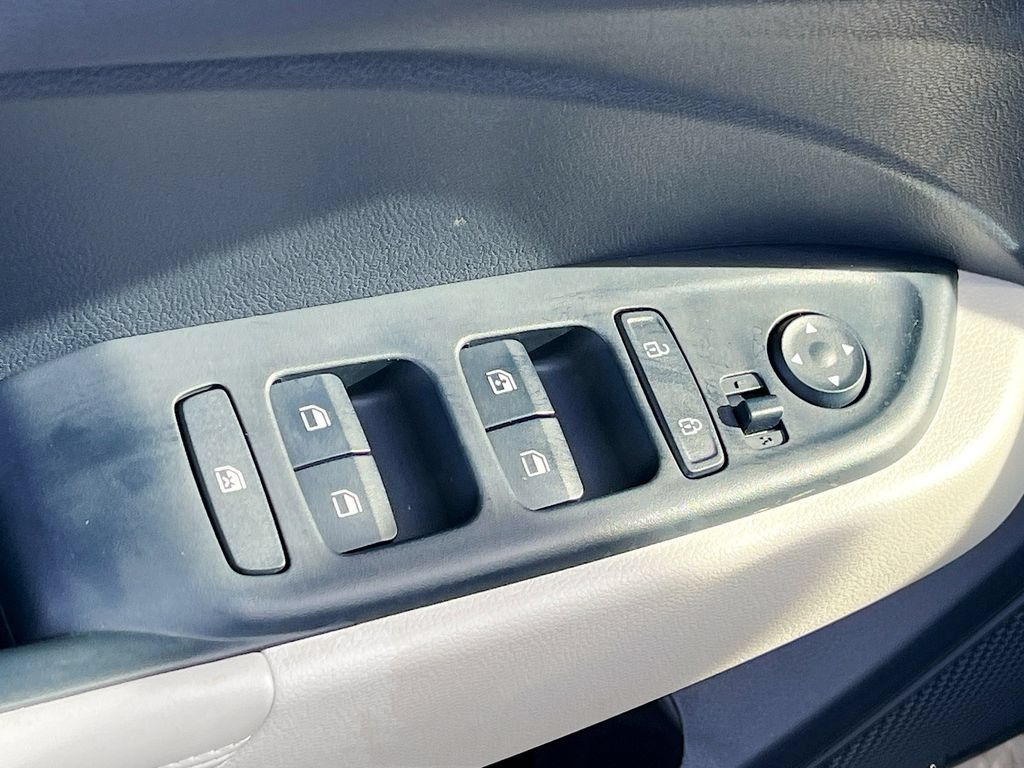 Used 2025 Hyundai Venue Limited FWD image 18