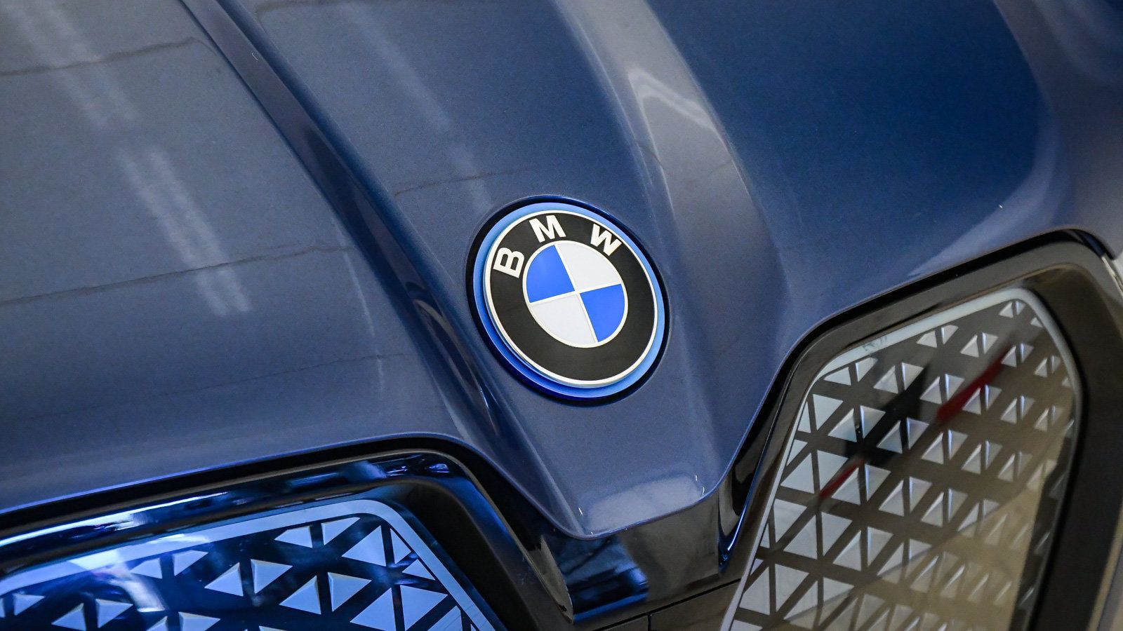 Certified 2024 BMW iX xDrive50 w/ Premium Package AWD/4WD image 8