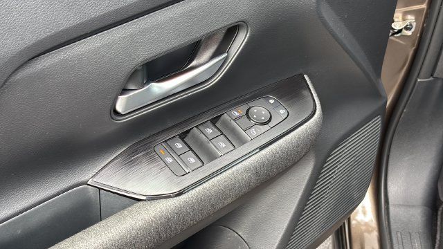 Used 2025 Nissan Kicks SV AWD/4WD image 19