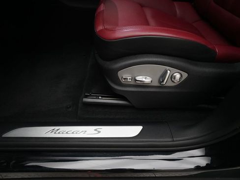 Certified 2024 Porsche Macan S image 17